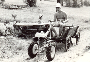 /ram/Jan Kopřiva - malotraktor se zapojeným trakařem - r. 1976 /ram/Jan Kopřiva - malotraktor se zapojeným trakařem - r. 1976