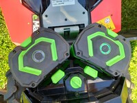 Pozice s osazenými bateriemi, všimněte si přepínače ECO-TURBO