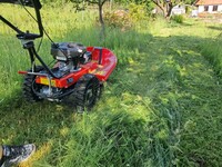 Ani podrostlá a hustá tráva není žádný problém, lamelová kola vynikají perfektními samočistícími schopnostmi